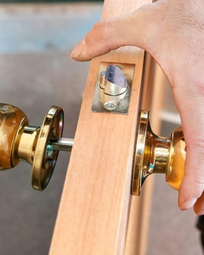 worker-Installs-door-knob